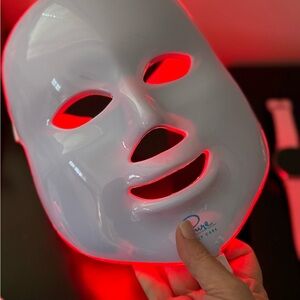 Pure Daily LED Therapy Mask - White
